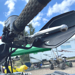 Guardamanos universales APE RACING para ATV y motocross con kit de montaje – Estilo MX