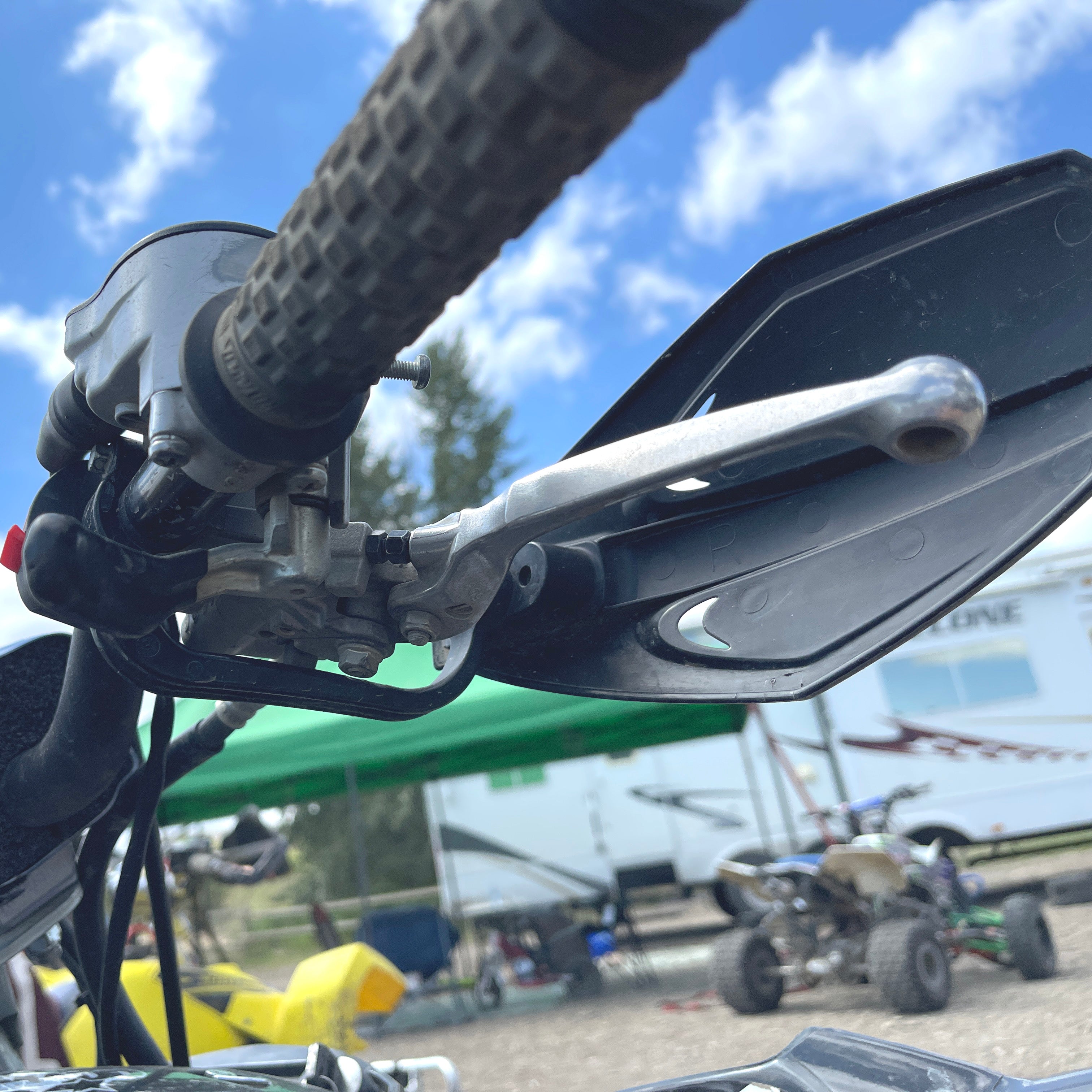 Guardamanos universales APE RACING para ATV y motocross con kit de montaje – Estilo MX